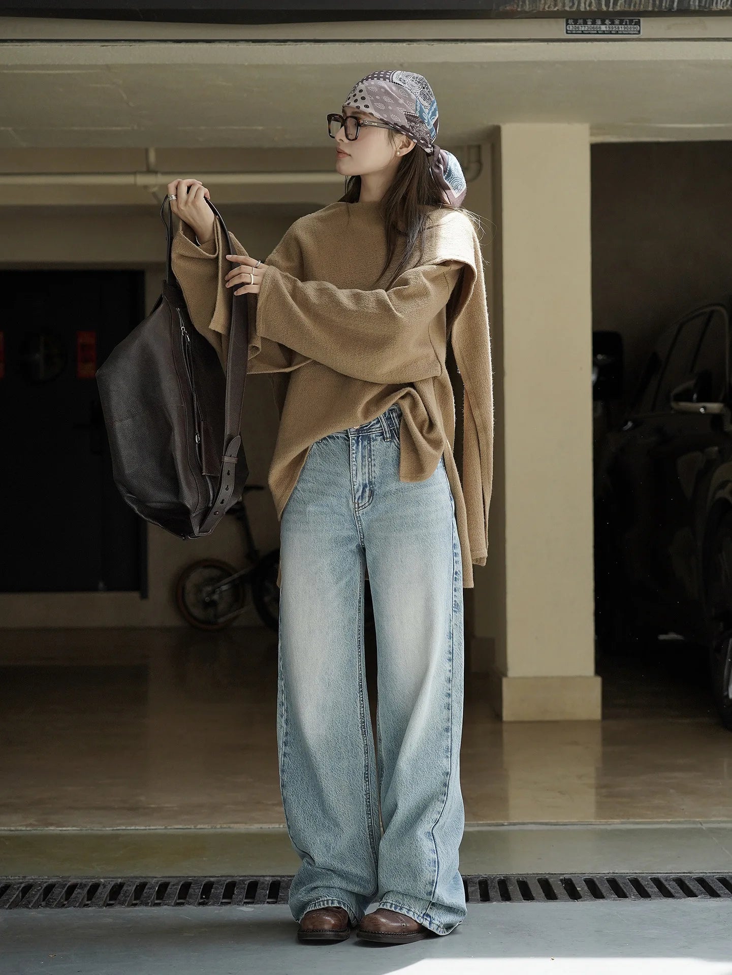 Retro polished white washed denim jeans with a natural feel, neat straight leg casual pants for women