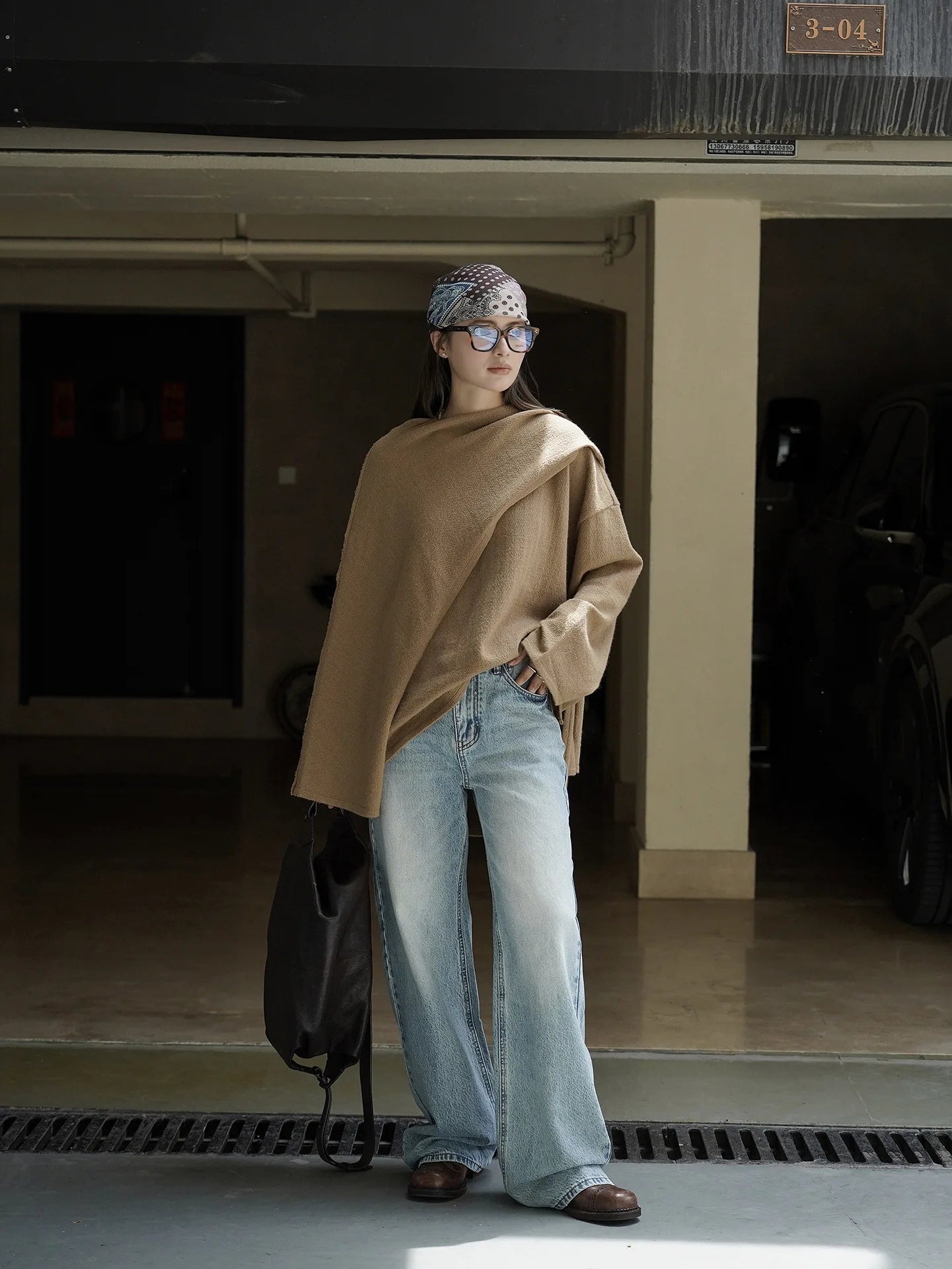 Retro polished white washed denim jeans with a natural feel, neat straight leg casual pants for women