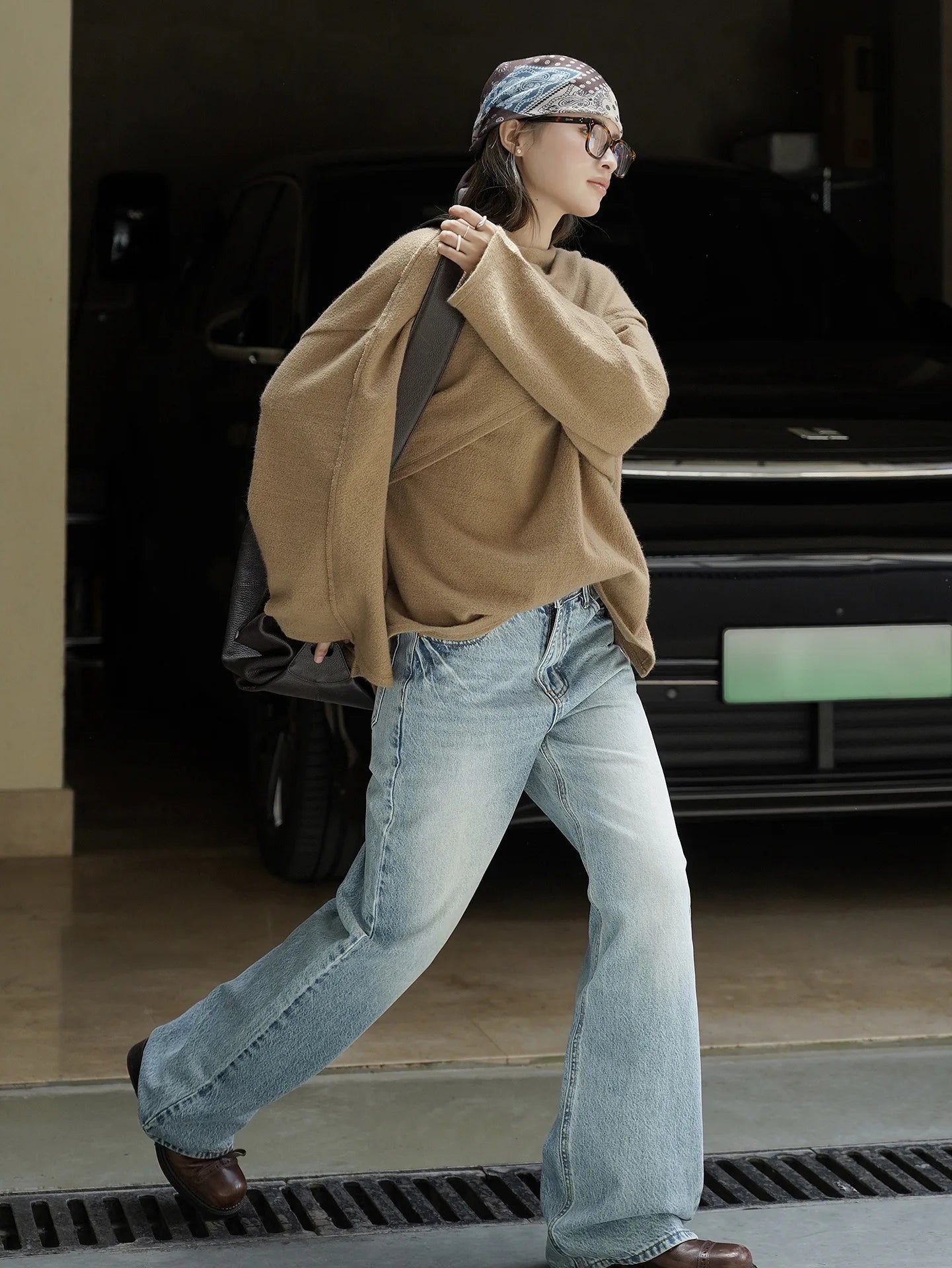 Retro polished white washed denim jeans with a natural feel, neat straight leg casual pants for women