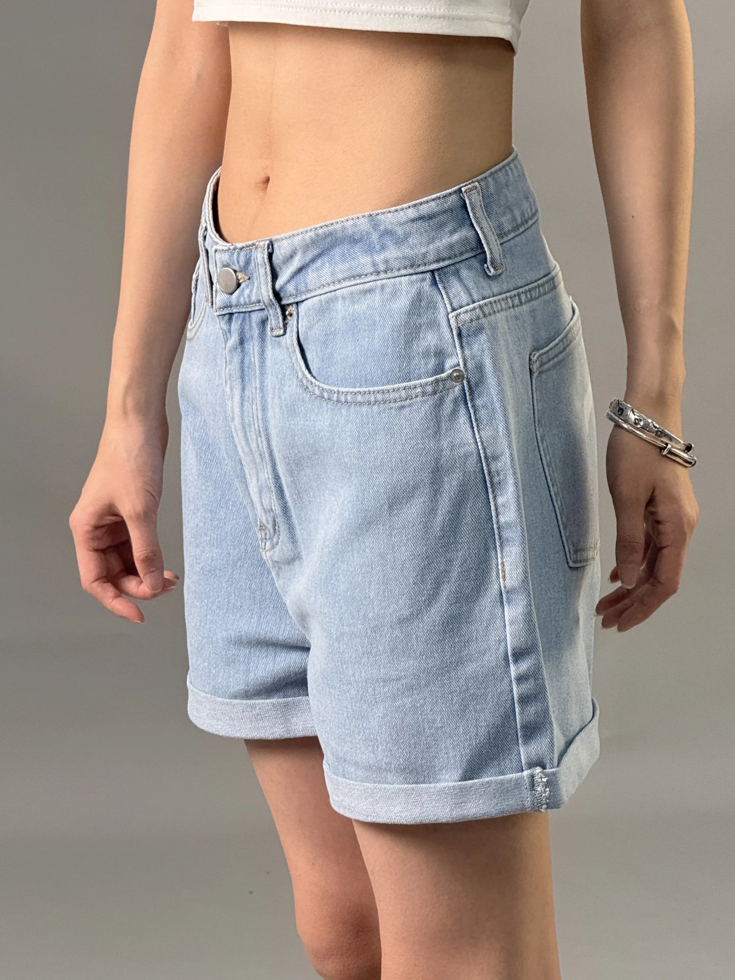 Jeans shorts for women in summer 2025  new style with A-line shape  straight and loose fit  slimming effect